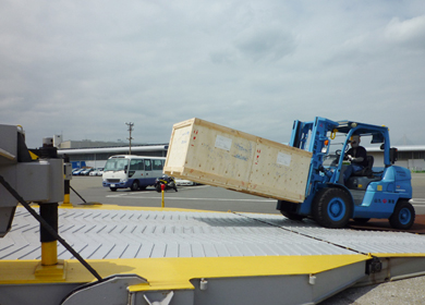 Loading case/crate/pallet cargo by forklift